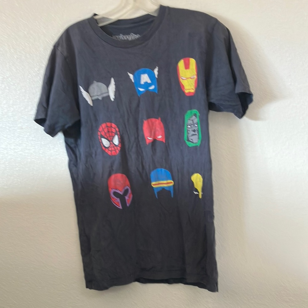 FINAL MARKDOWN Marvel tee medium